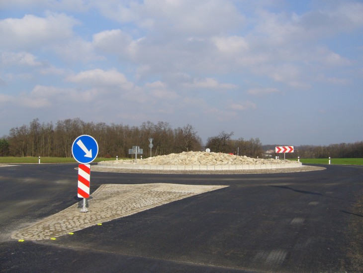 Road no. II/397 and III/3974, Roundabout in Čejkovice