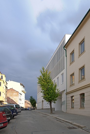 Stavební úpravy a nástavba bytového domu Francouzská 42, Brno